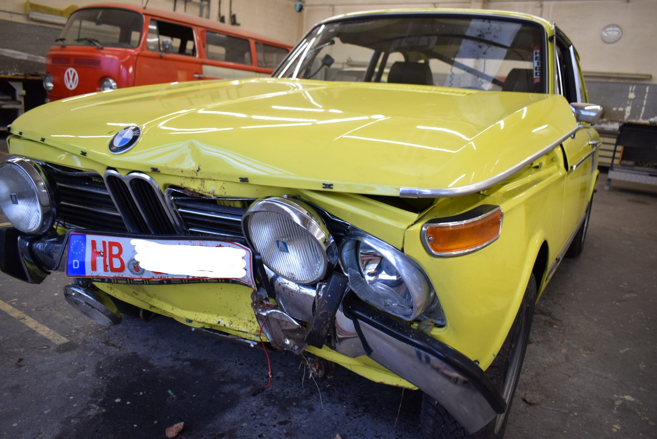 Beschädigter gelber Oldtimer BMW mit eingedrückter Front - Oldtimergutachten